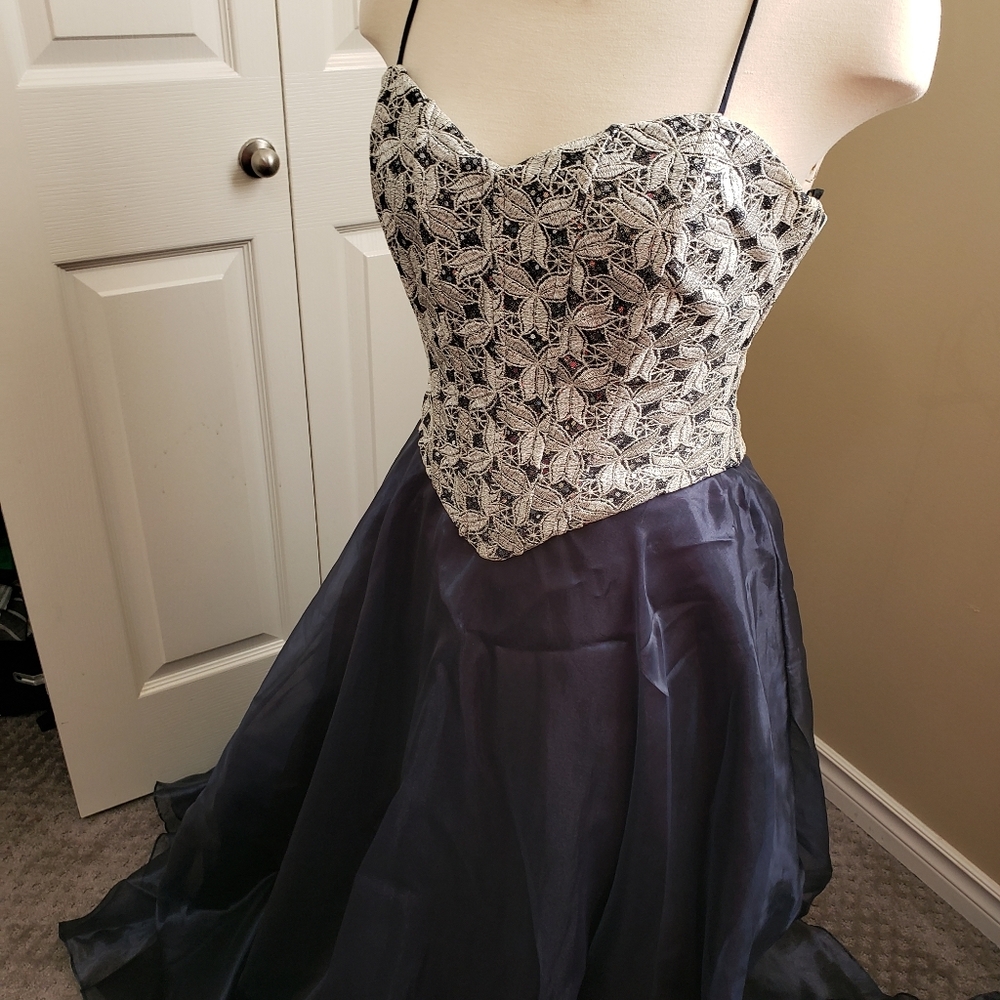 Gown - Picture 5 of 5